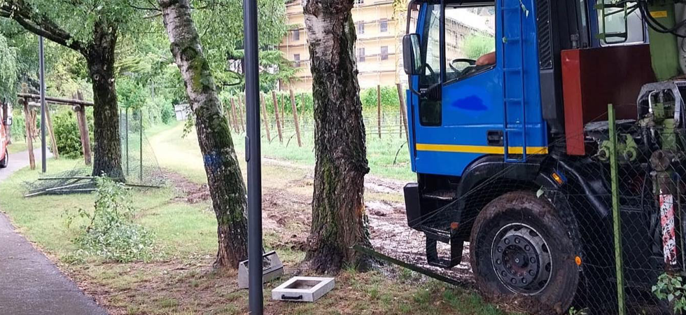 Il camion sbaglia manovra, finisce contro una rete e resta bloccato nel fango: l'intervento dei vigili del fuoco